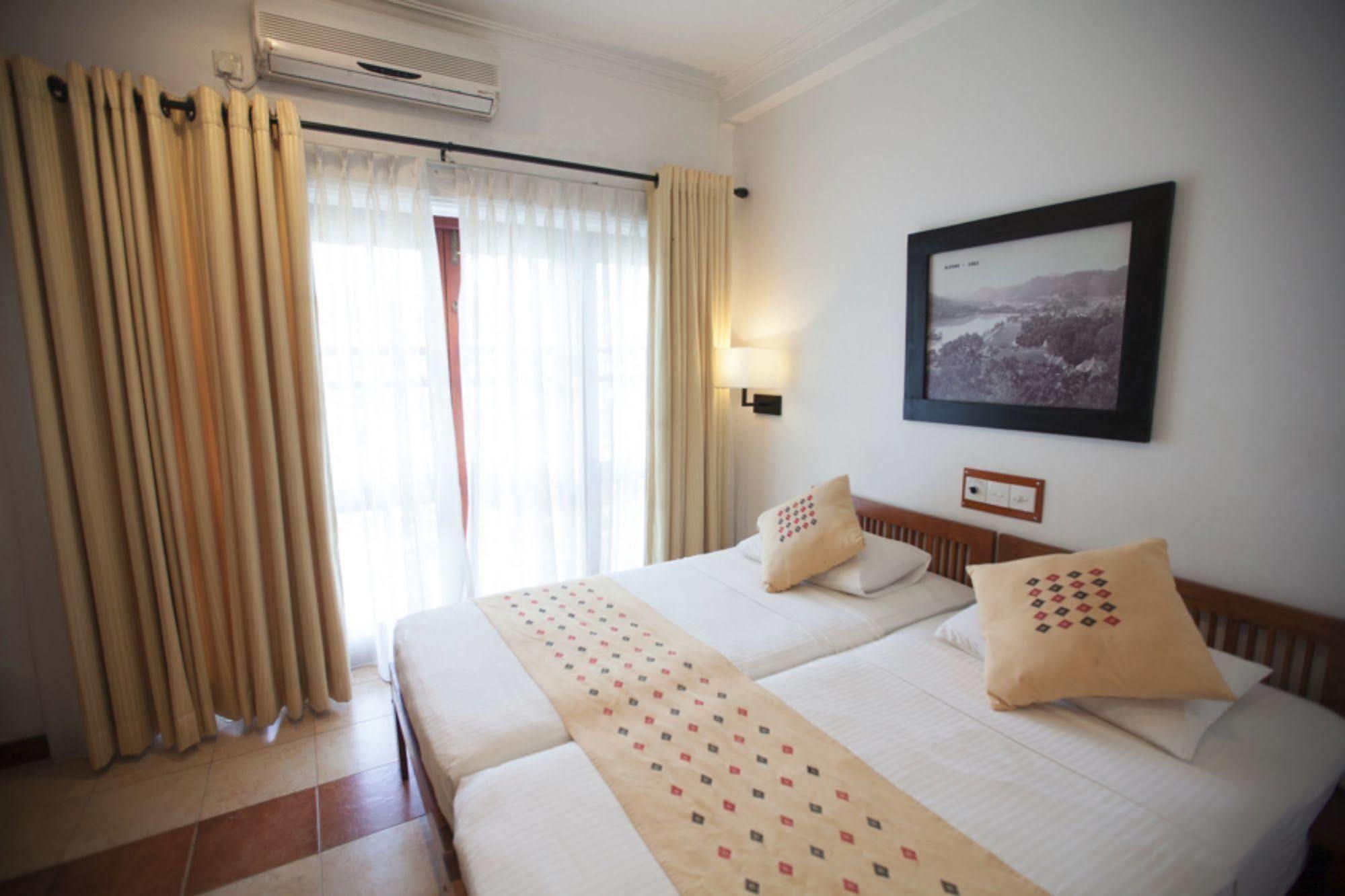 Senani Hotel Kandy Exteriör bild